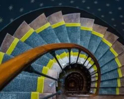 Vue de l’escalier de l’hôtel Joyce