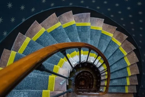 Vue de l’escalier de l’hôtel Joyce