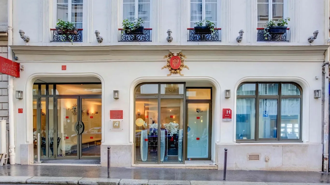 Vue extérieure de la façade de l’hôtel Joyce 3 étoiles du groupe Astotel à Paris, 9ᵉ arrondissement