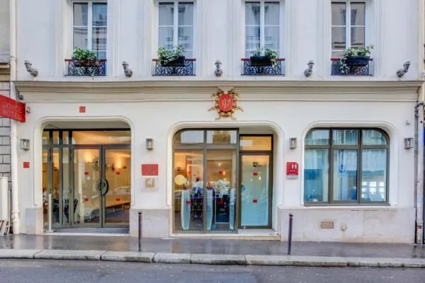 Vue extérieure de la façade de l’hôtel Joyce 3 étoiles du groupe Astotel à Paris, 9ᵉ arrondissement