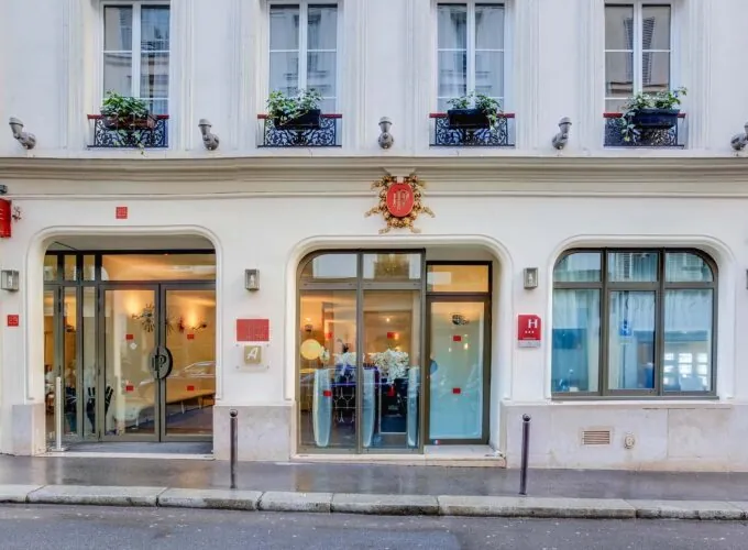 Vue extérieure de la façade de l’hôtel Joyce 3 étoiles du groupe Astotel à Paris, 9ᵉ arrondissement