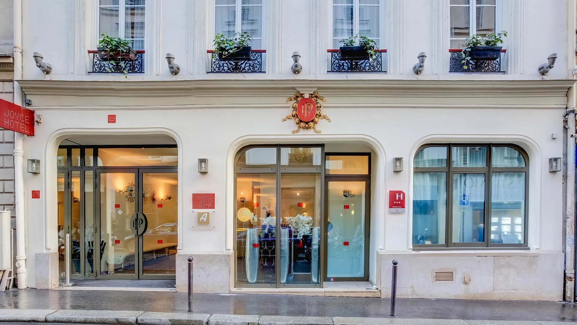 Vue extérieure de la façade de l’hôtel Joyce 3 étoiles du groupe Astotel à Paris, 9ᵉ arrondissement