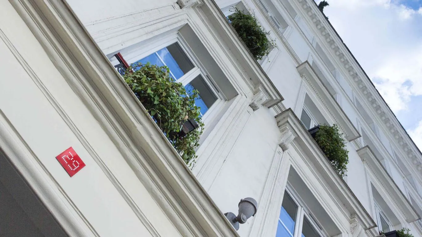 Vue extérieure de la façade de l’hôtel Joyce 3 étoiles du groupe Astotel à Paris, 9ᵉ arrondissement