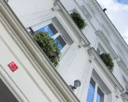 Vue extérieure de la façade de l’hôtel Joyce 3 étoiles du groupe Astotel à Paris, 9ᵉ arrondissement
