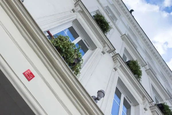 Vue extérieure de la façade de l’hôtel Joyce 3 étoiles du groupe Astotel à Paris, 9ᵉ arrondissement