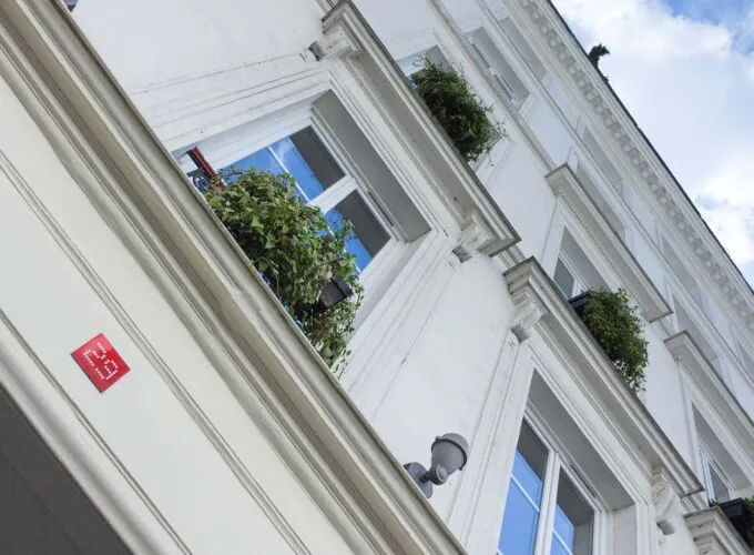 Vue extérieure de la façade de l’hôtel Joyce 3 étoiles du groupe Astotel à Paris, 9ᵉ arrondissement