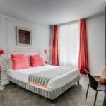 Chambre Familiale à l’hôtel Joyce avec un lit et un bureau