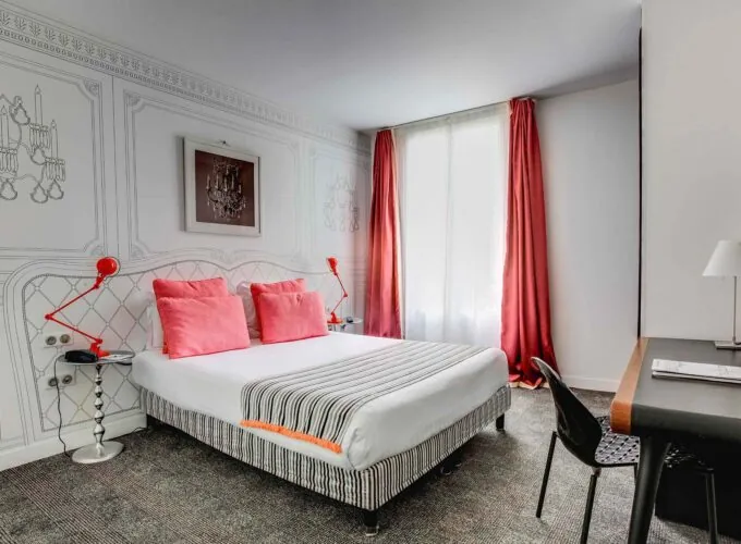 Chambre Familiale à l’hôtel Joyce avec un lit et un bureau