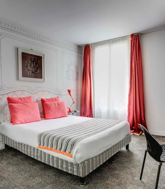 Chambre Familiale à l’hôtel Joyce avec un lit et un bureau