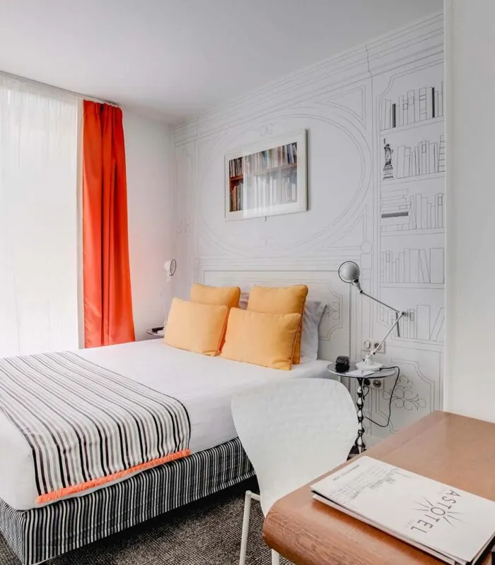 Chambre Familiale à l’hôtel Joyce avec un lit et un bureau avec un livre