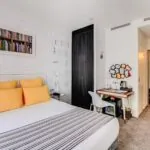 Chambre Familiale à l’hôtel Joyce avec un lit et un bureau