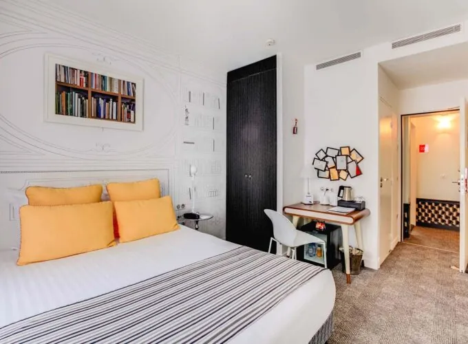 Chambre Familiale à l’hôtel Joyce avec un lit et un bureau