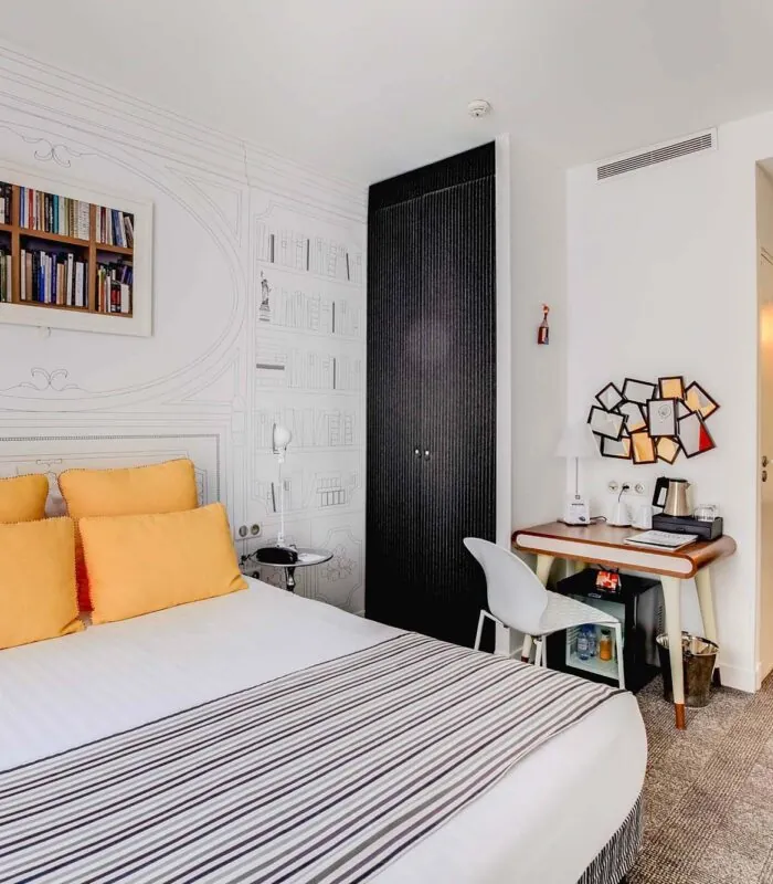 Chambre Familiale à l’hôtel Joyce avec un lit et un bureau