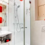 Vue de la salle de bain de la chambre Single à l’hôtel Joyce, 9ᵉ arrondissement