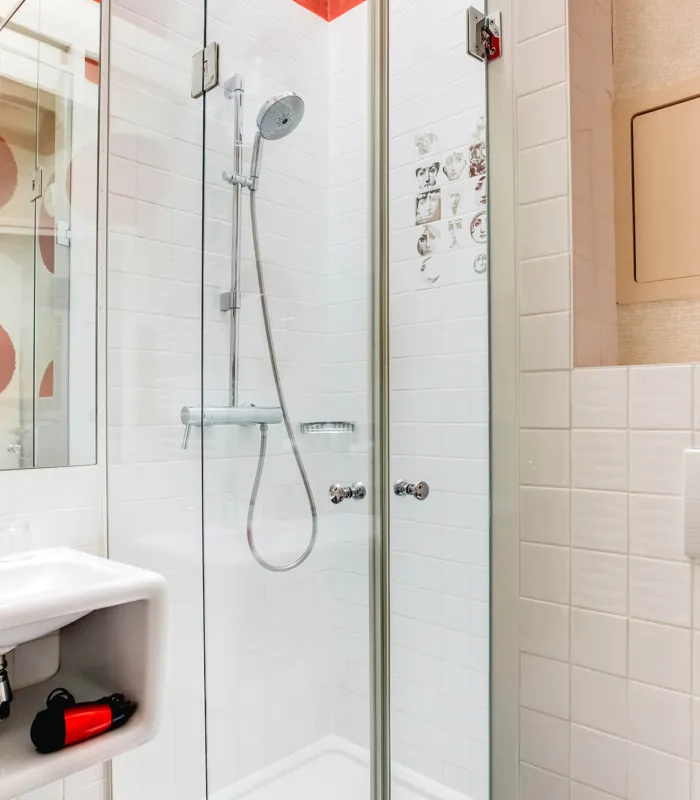 Vue de la salle de bain de la chambre Single à l’hôtel Joyce, 9ᵉ arrondissement