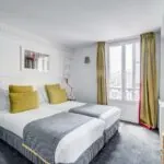 Chambre Twin à l’hôtel Joyce avec deux lits et une télévision