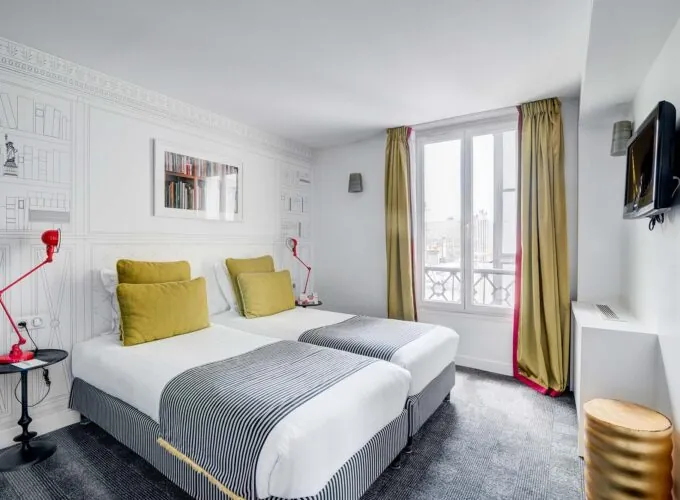 Chambre Twin à l’hôtel Joyce avec deux lits et une télévision