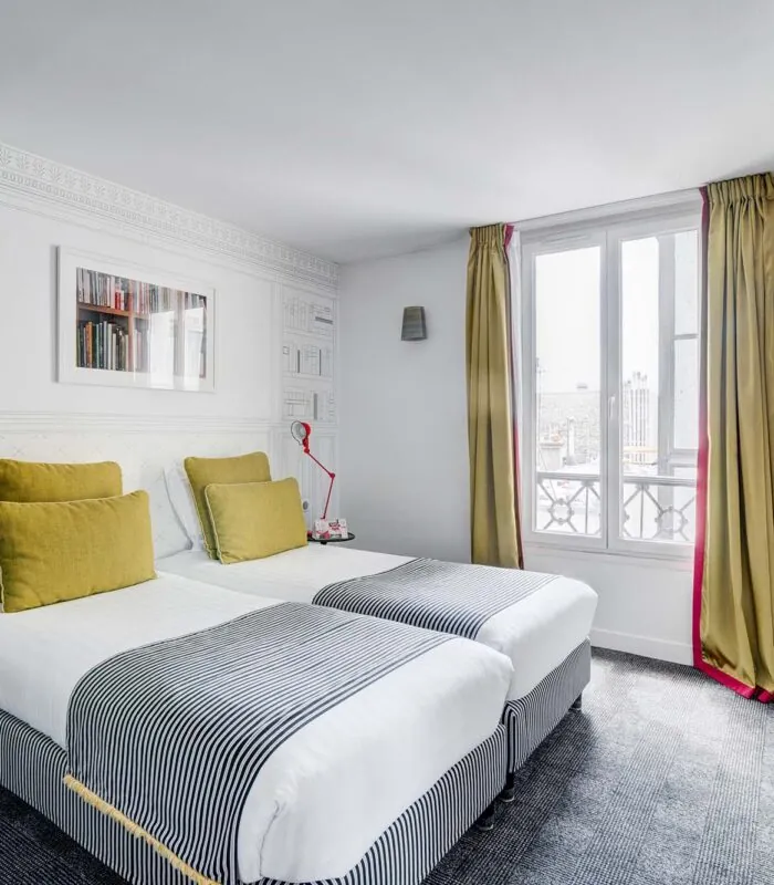 Chambre Twin à l’hôtel Joyce avec deux lits et une télévision