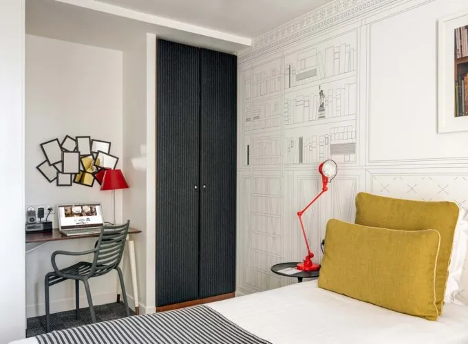 Chambre Twin à l’hôtel Joyce avec un lit et un bureau