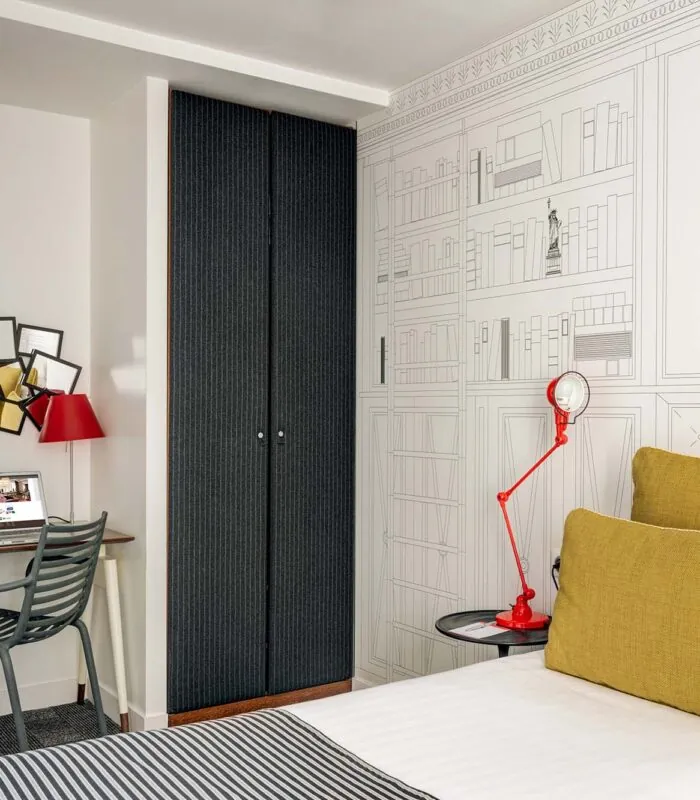 Chambre Twin à l’hôtel Joyce avec un lit et un bureau