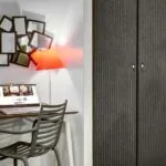 Chambre Twin à l’hôtel Joyce avec un lit et un bureau