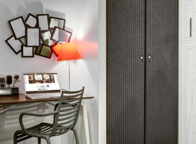 Chambre Twin à l’hôtel Joyce avec un lit et un bureau