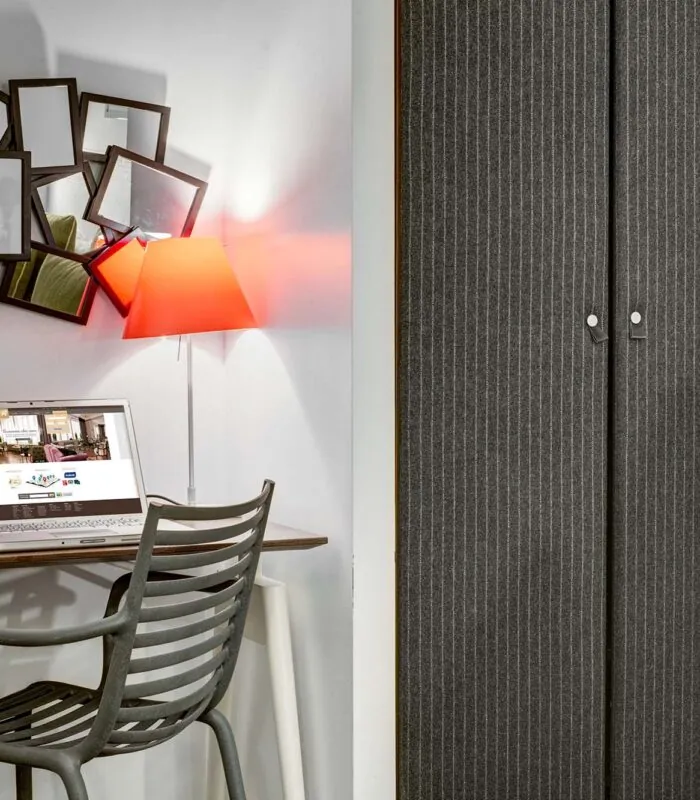 Chambre Twin à l’hôtel Joyce avec un lit et un bureau