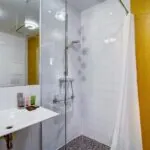 Salle de bain de la Chambre Twin à l’hôtel Joyce avec un lavabo et une douche à l’italienne