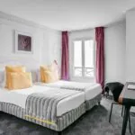 Chambre Twin Supérieure à l’hôtel Joyce avec deux lits et un bureau