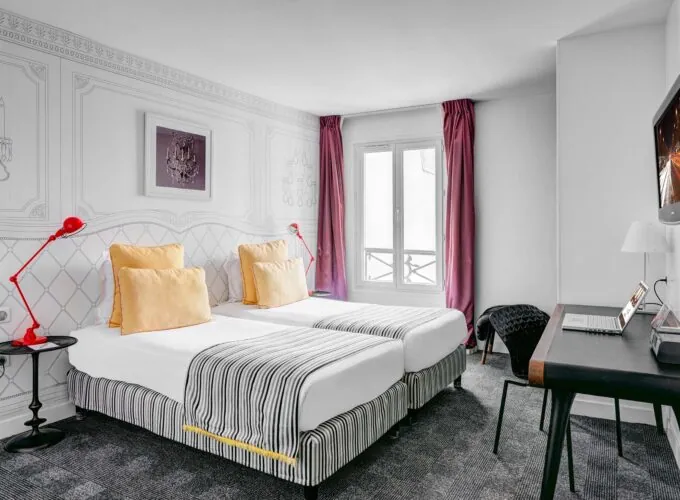 Chambre Twin Supérieure à l’hôtel Joyce avec deux lits et un bureau