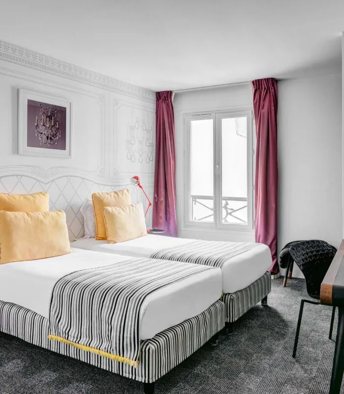 Chambre Twin Supérieure à l’hôtel Joyce avec deux lits et un bureau