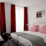 Chambre Twin Supérieure à l’hôtel Joyce avec deux lits, un bureau et une lampe