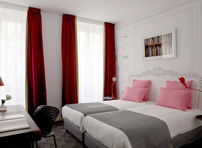Chambre Twin Supérieure à l’hôtel Joyce avec deux lits, un bureau et une lampe