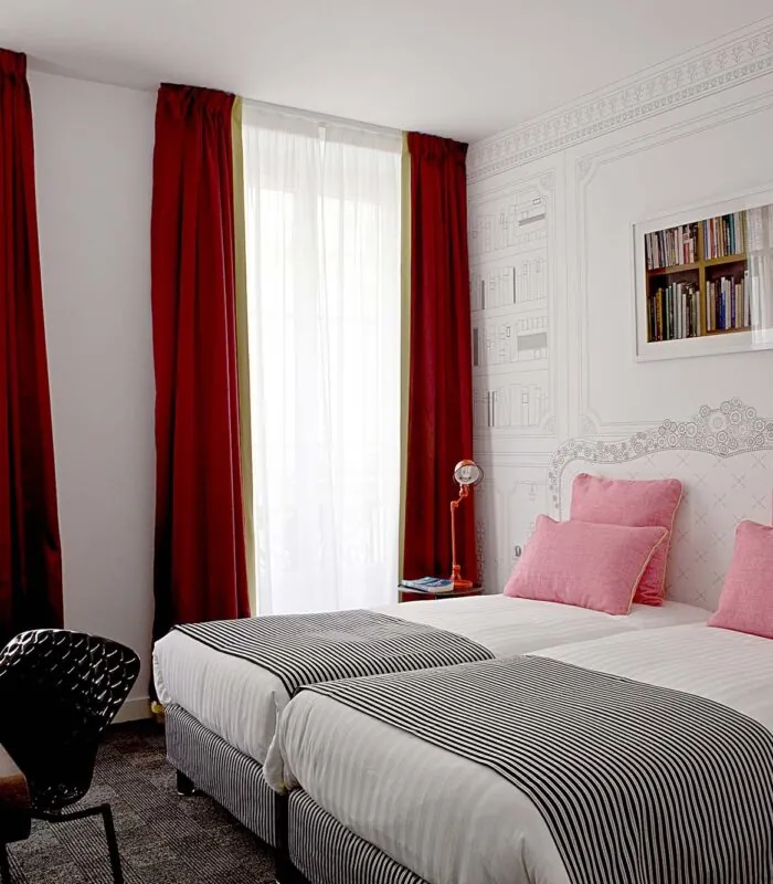 Chambre Twin Supérieure à l’hôtel Joyce avec deux lits, un bureau et une lampe