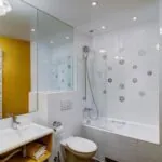 Salle de bain de la Chambre Twin Supérieure à l’hôtel Joyce avec un lavabo, des toilettes et une baignoire