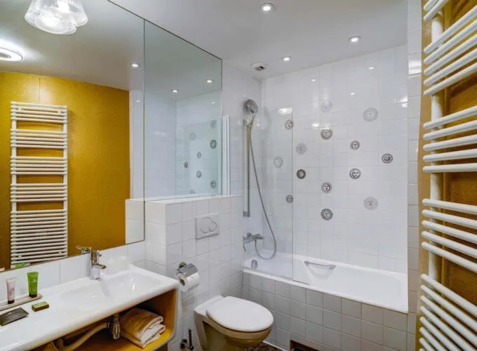 Salle de bain de la Chambre Twin Supérieure à l’hôtel Joyce avec un lavabo, des toilettes et une baignoire