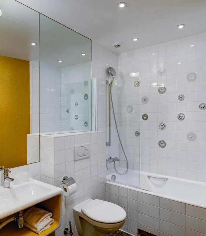Salle de bain de la Chambre Twin Supérieure à l’hôtel Joyce avec un lavabo, des toilettes et une baignoire