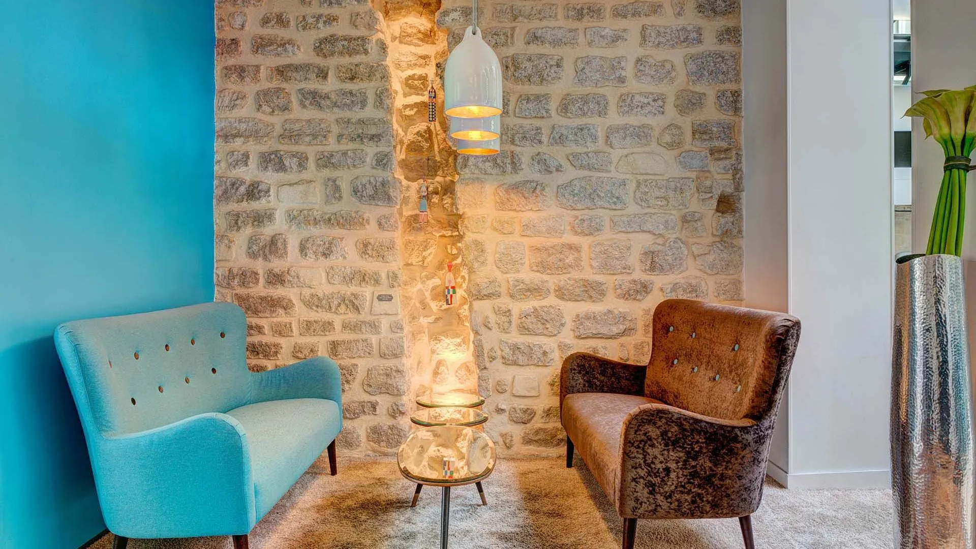 Lobby de l’Hôtel Joyce 3 étoiles du groupe Astotel à Paris, avec une décoration unique et une atmosphère accueillante