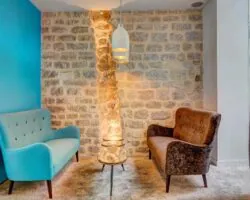 Lobby de l’Hôtel Joyce 3 étoiles du groupe Astotel à Paris, avec une décoration unique et une atmosphère accueillante