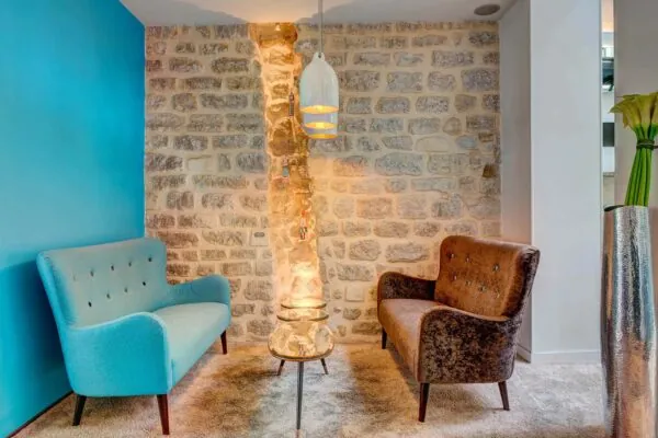Lobby de l’Hôtel Joyce 3 étoiles du groupe Astotel à Paris, avec une décoration unique et une atmosphère accueillante