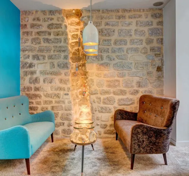 Lobby de l’Hôtel Joyce 3 étoiles du groupe Astotel à Paris, avec une décoration unique et une atmosphère accueillante