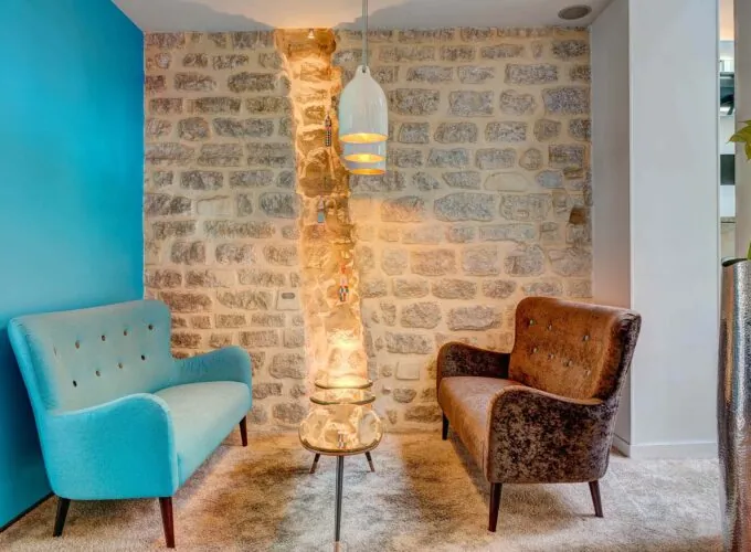 Lobby de l’Hôtel Joyce 3 étoiles du groupe Astotel à Paris, avec une décoration unique et une atmosphère accueillante
