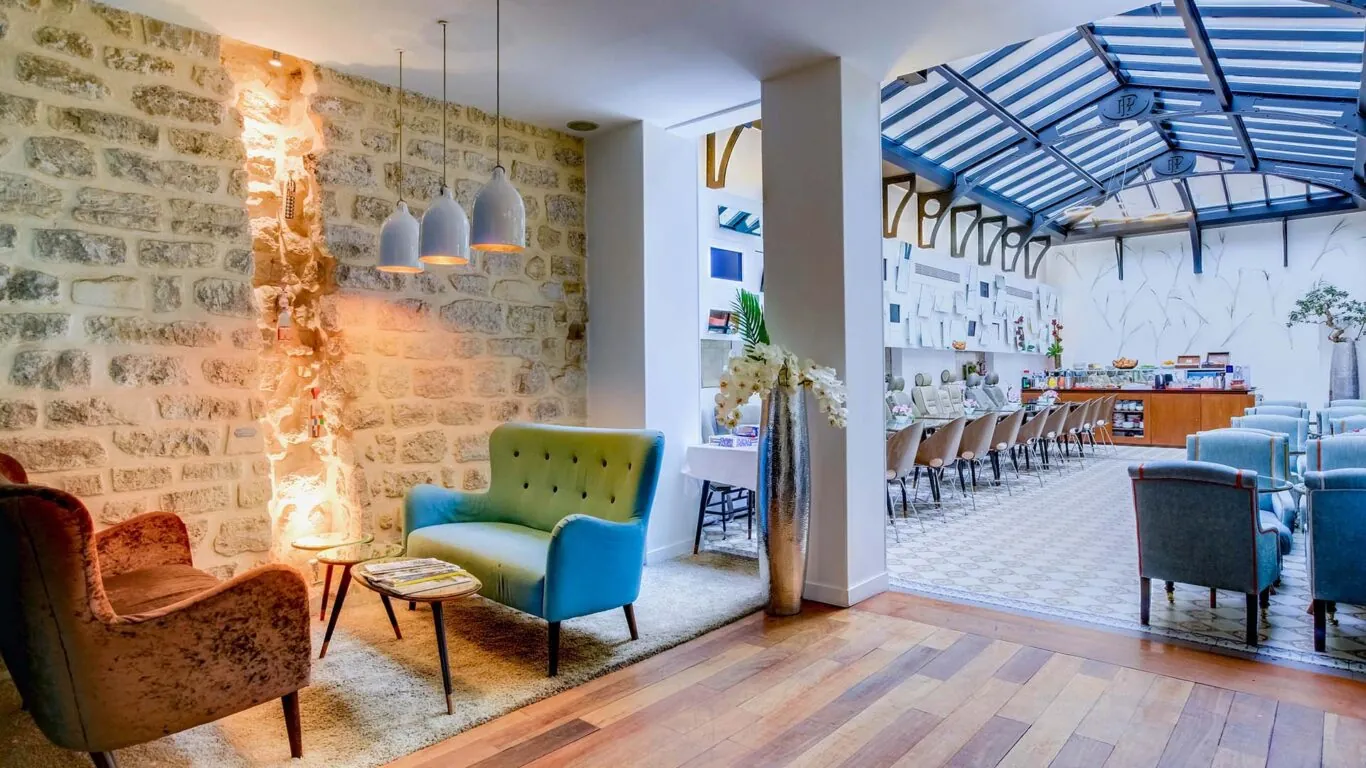 Lobby de l’hôtel Joyce 3 étoiles du groupe Astotel à Paris, avec une décoration unique et une atmosphère accueillante