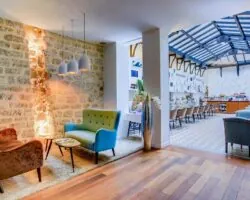 Lobby de l’hôtel Joyce 3 étoiles du groupe Astotel à Paris, avec une décoration unique et une atmosphère accueillante