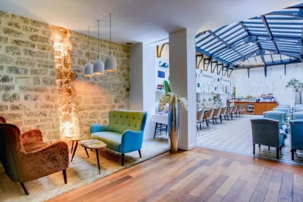Lobby de l’hôtel Joyce 3 étoiles du groupe Astotel à Paris, avec une décoration unique et une atmosphère accueillante