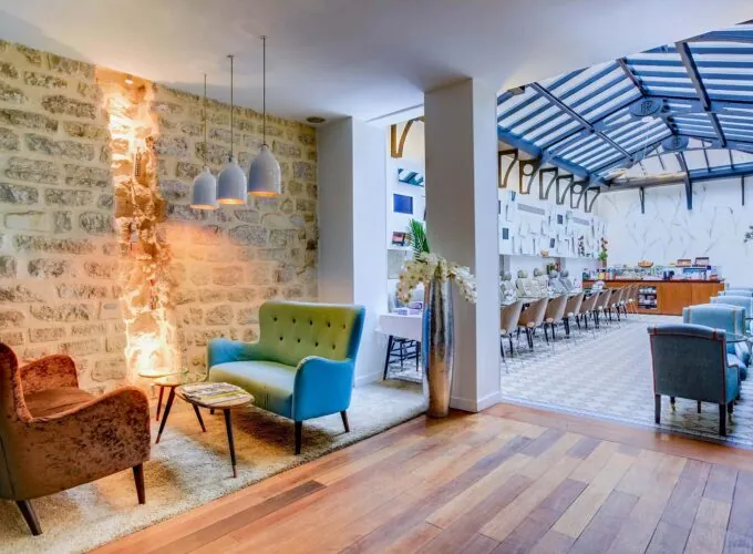 Lobby de l’hôtel Joyce 3 étoiles du groupe Astotel à Paris, avec une décoration unique et une atmosphère accueillante