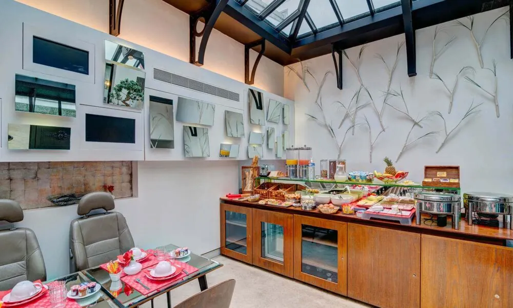 Petit-déjeuner buffet à l’hôtel Joyce à Paris avec des viennoiseries, des pains, des fromages, de la charcuterie, des yaourts, des fruits et des céréales