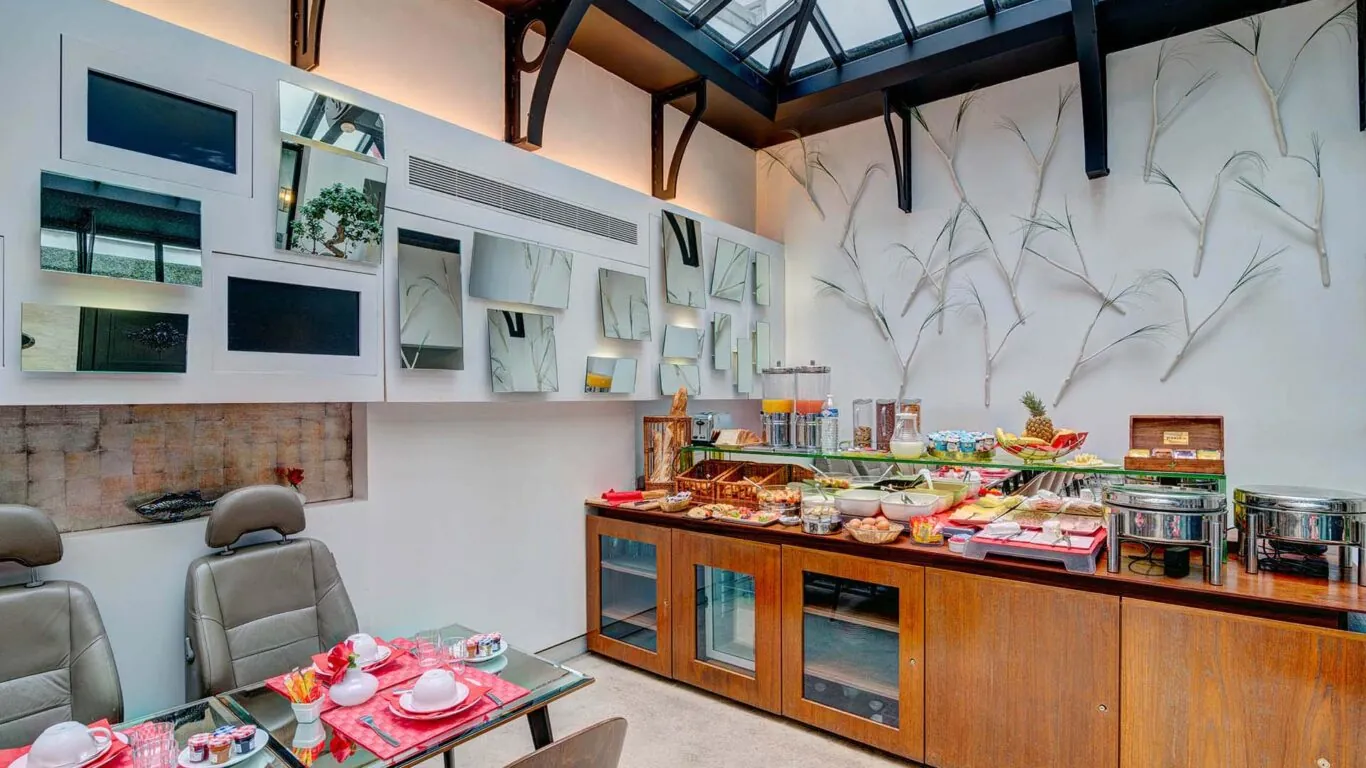 Petit-déjeuner buffet à l’hôtel Joyce à Paris avec des viennoiseries, des pains, des fromages, de la charcuterie, des yaourts, des fruits et des céréales