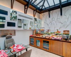 Petit-déjeuner buffet à l’hôtel Joyce à Paris avec des viennoiseries, des pains, des fromages, de la charcuterie, des yaourts, des fruits et des céréales