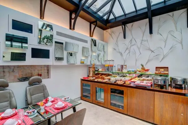 Petit-déjeuner buffet à l’hôtel Joyce à Paris avec des viennoiseries, des pains, des fromages, de la charcuterie, des yaourts, des fruits et des céréales